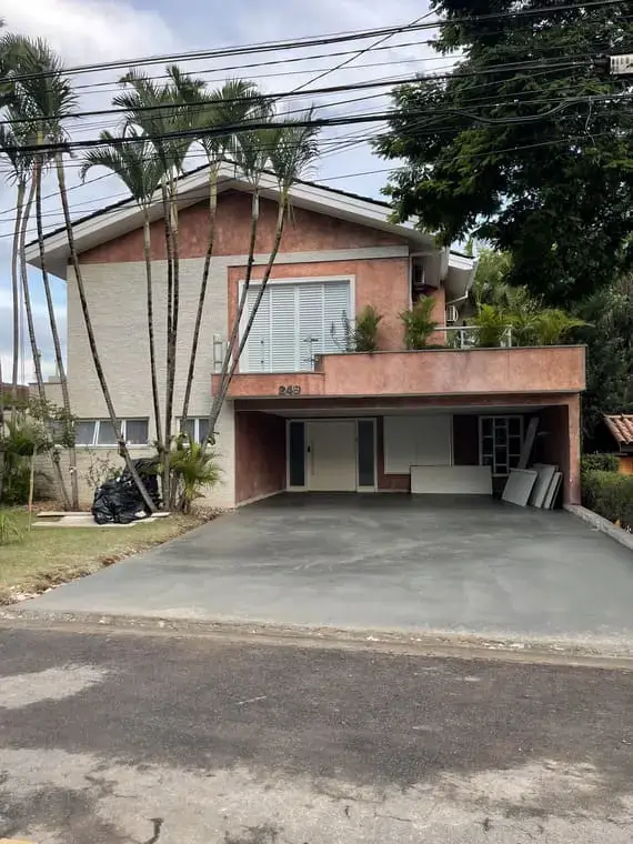 Garagem reformada com piso de concreto polido pela P2E Engenharia Do Piso Polido