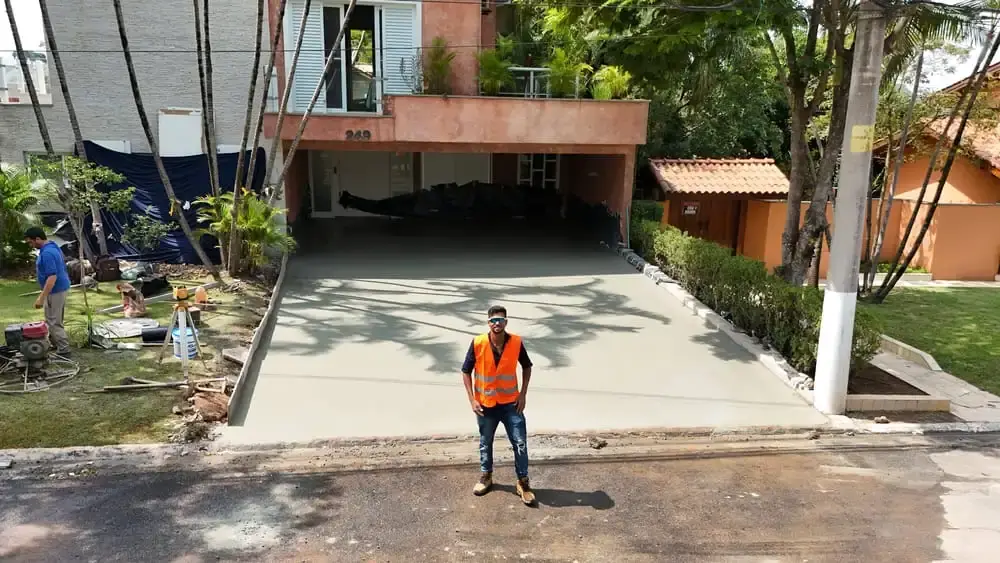 Garagem coberta com concreto polido